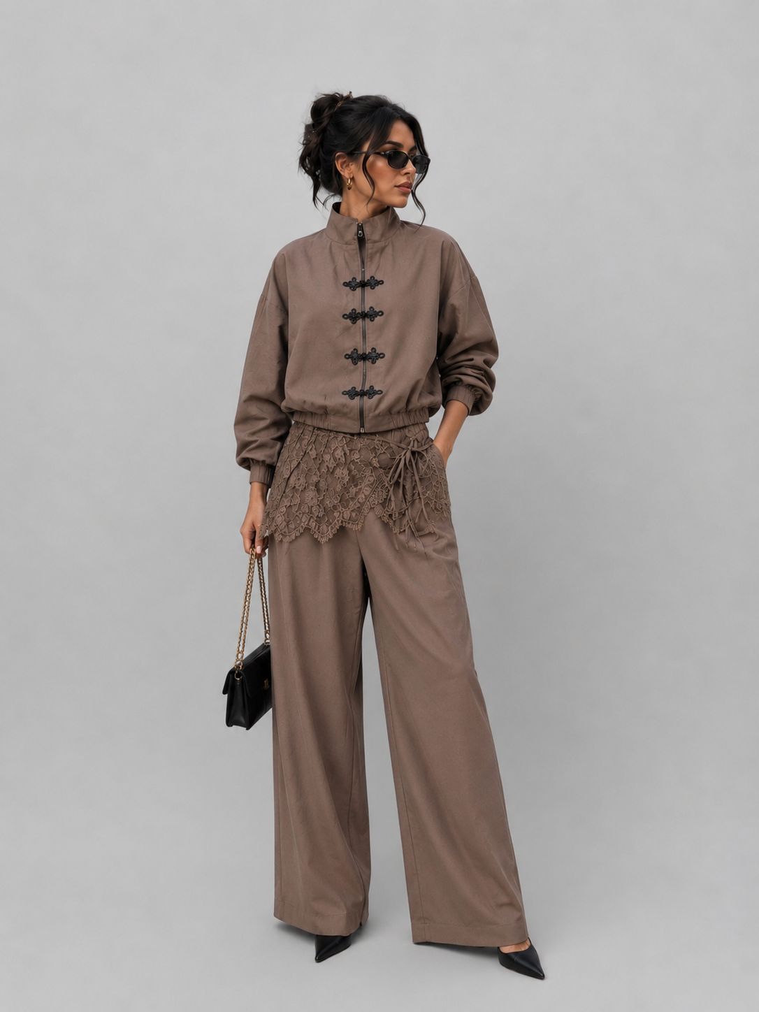 Demi Jasje - Taupe met Chinese knoopsluiting